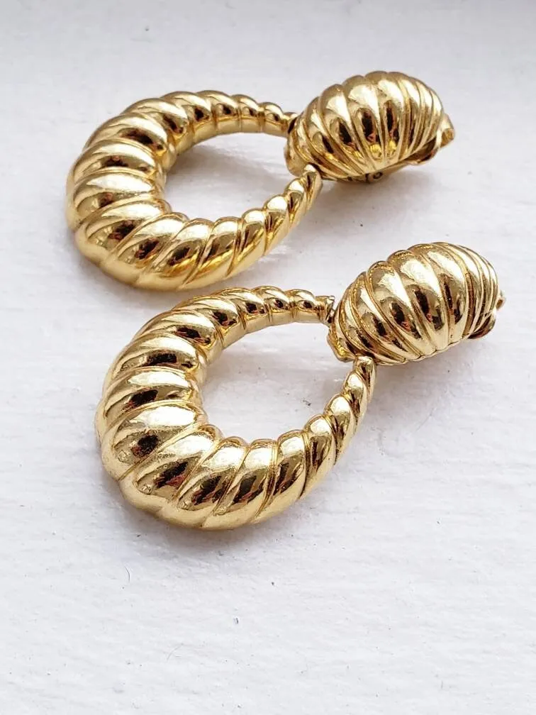 1990s Trifari Gold Dangle Earring Clips / 90s Costume Jewelry Gold Ribbed Dangly Hoops Drop Clip Ons / Alita