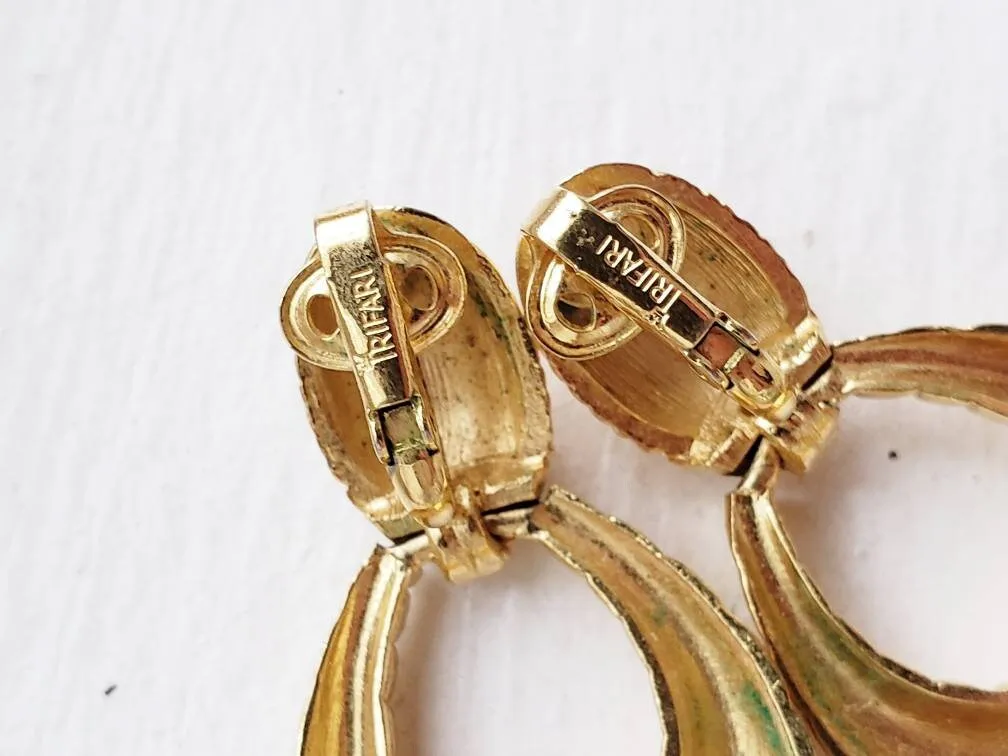 1990s Trifari Gold Dangle Earring Clips / 90s Costume Jewelry Gold Ribbed Dangly Hoops Drop Clip Ons / Alita