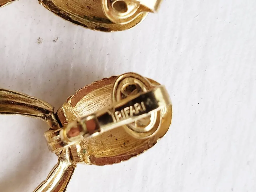 1990s Trifari Gold Dangle Earring Clips / 90s Costume Jewelry Gold Ribbed Dangly Hoops Drop Clip Ons / Alita