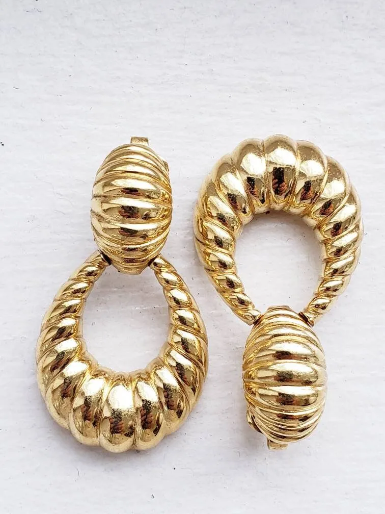 1990s Trifari Gold Dangle Earring Clips / 90s Costume Jewelry Gold Ribbed Dangly Hoops Drop Clip Ons / Alita