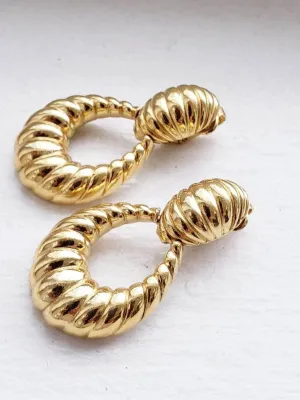 1990s Trifari Gold Dangle Earring Clips / 90s Costume Jewelry Gold Ribbed Dangly Hoops Drop Clip Ons / Alita