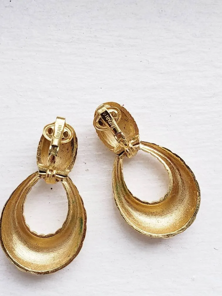 1990s Trifari Gold Dangle Earring Clips / 90s Costume Jewelry Gold Ribbed Dangly Hoops Drop Clip Ons / Alita