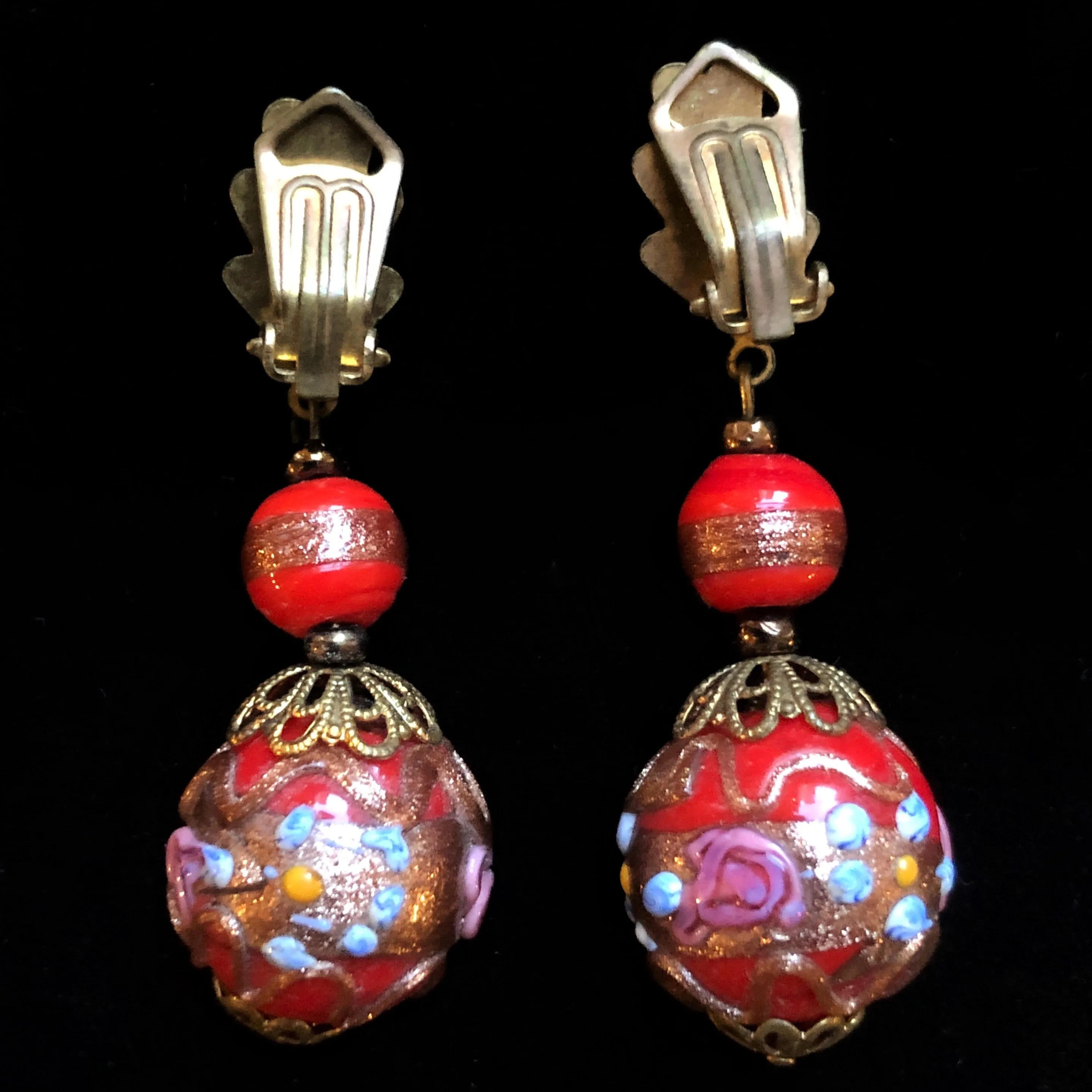 A PAIR OF 1940s ITALIAN GLASS DROP EARRINGS