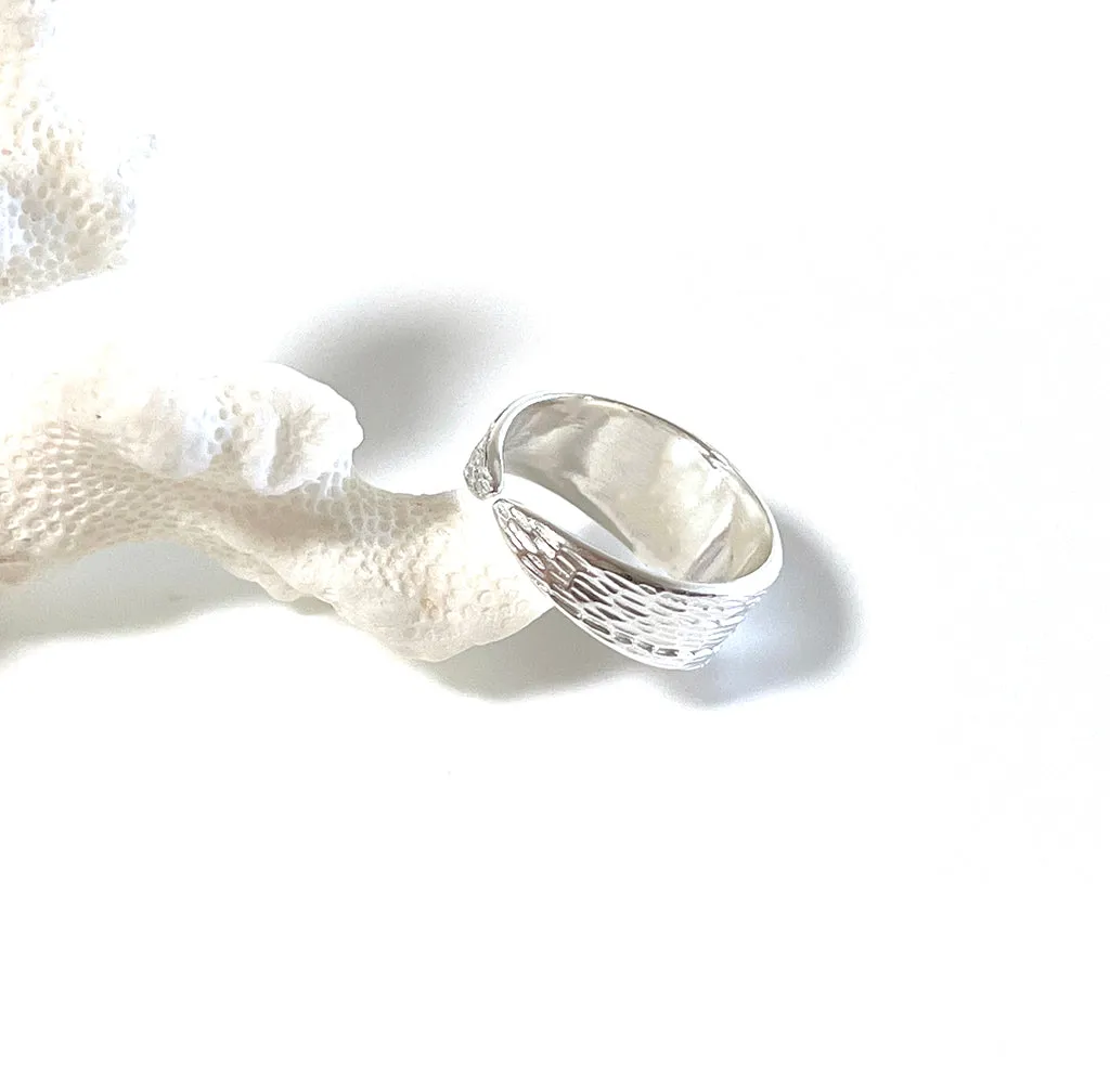 Adjustable wide Pandanus Ring