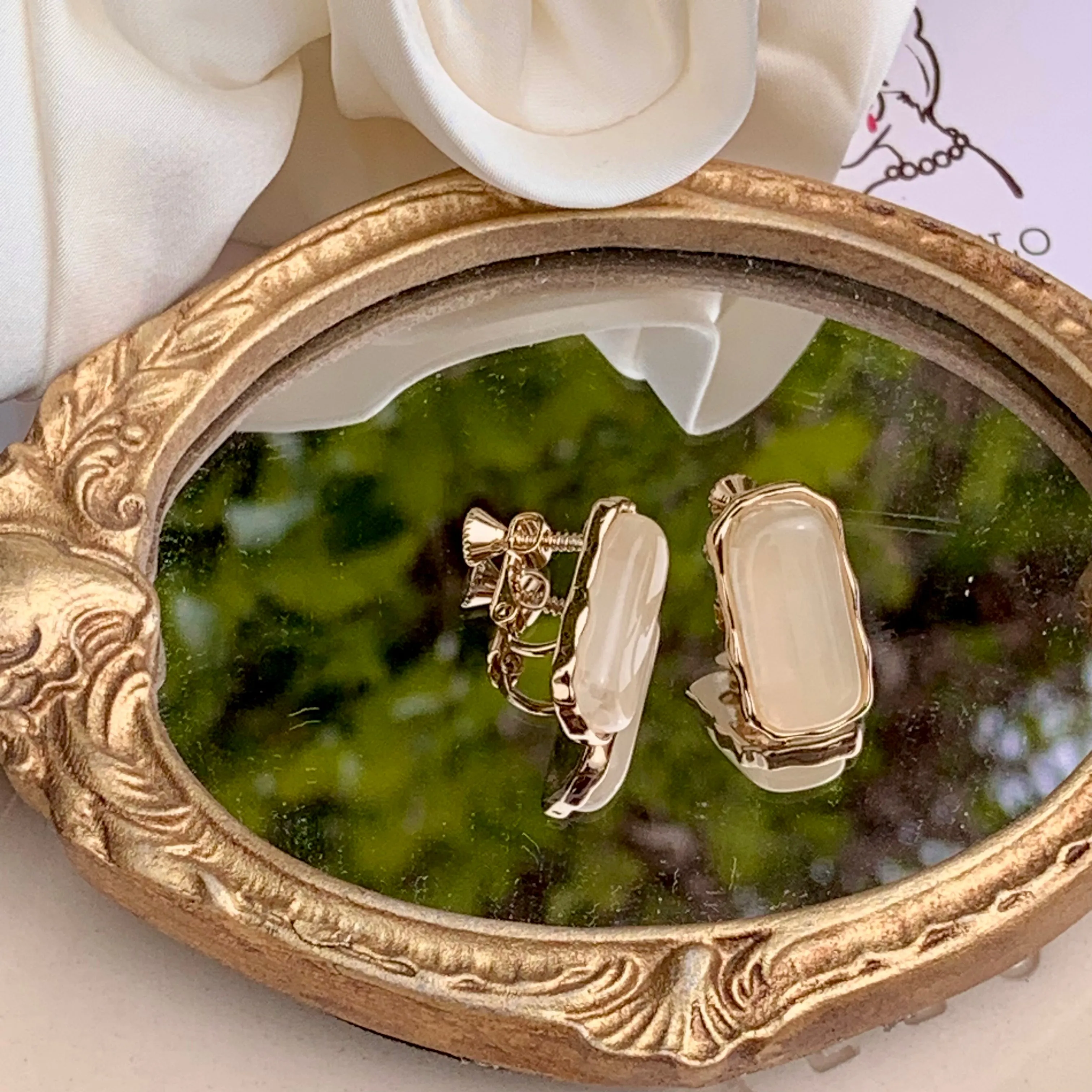 [Clip on] Charlotte's Big Stone Retro Style Gold Rim earrings