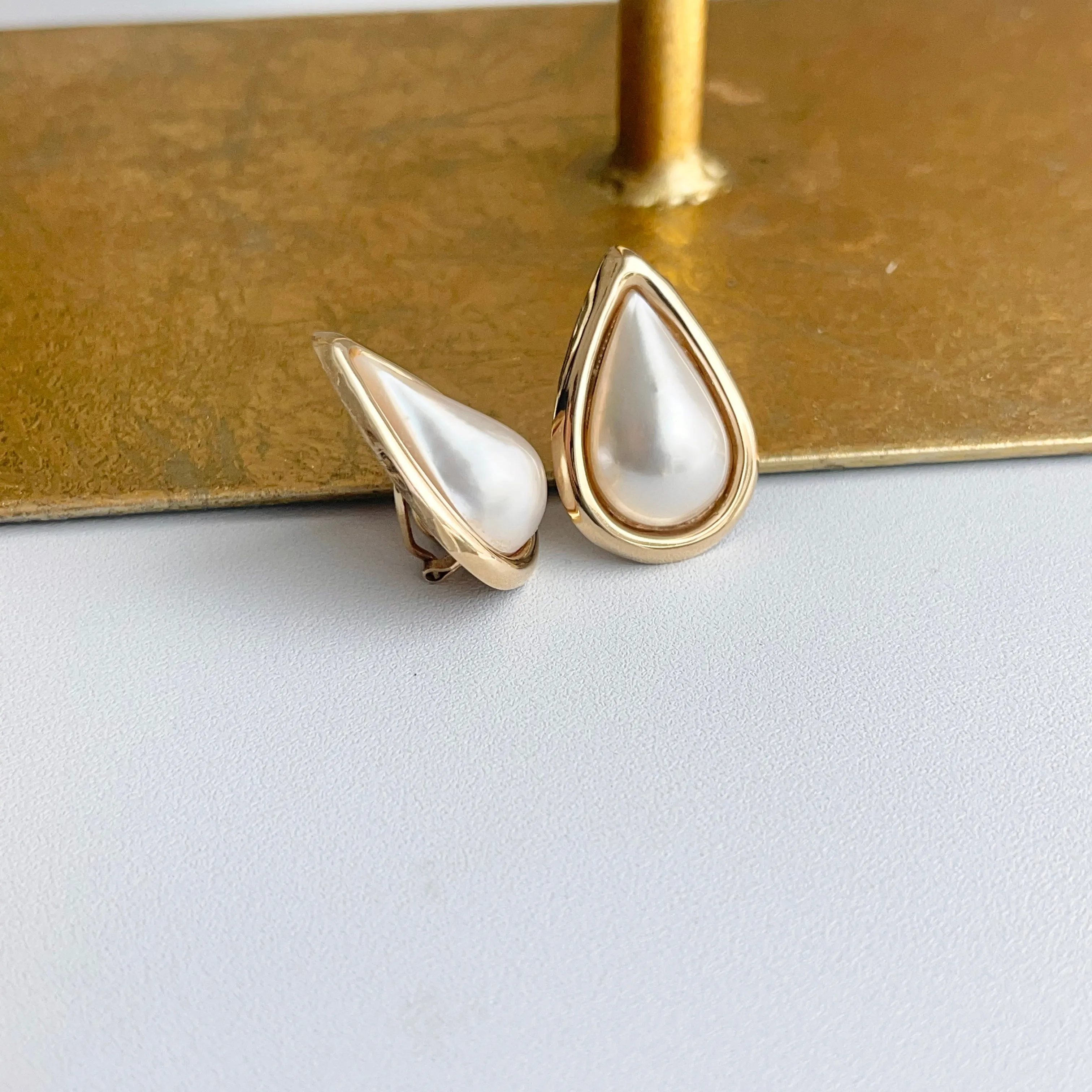 Estate 14KT Yellow Gold Teardrop Mabe Pearl Omega Clip-On Earrings