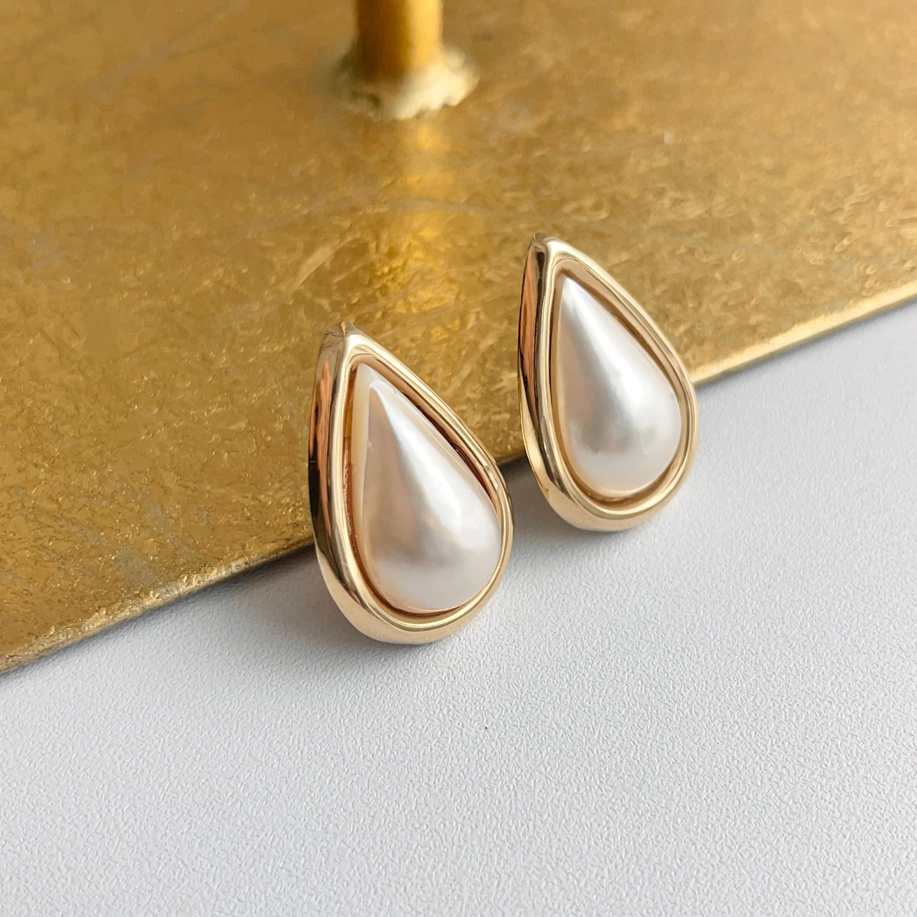 Estate 14KT Yellow Gold Teardrop Mabe Pearl Omega Clip-On Earrings