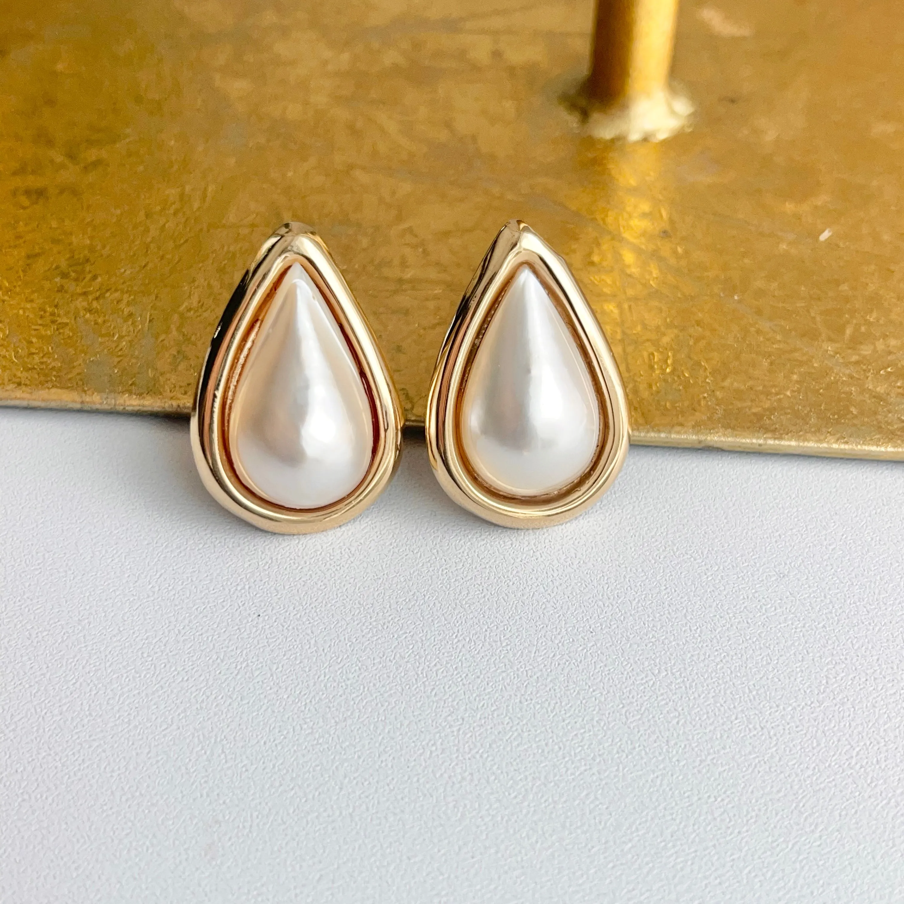 Estate 14KT Yellow Gold Teardrop Mabe Pearl Omega Clip-On Earrings