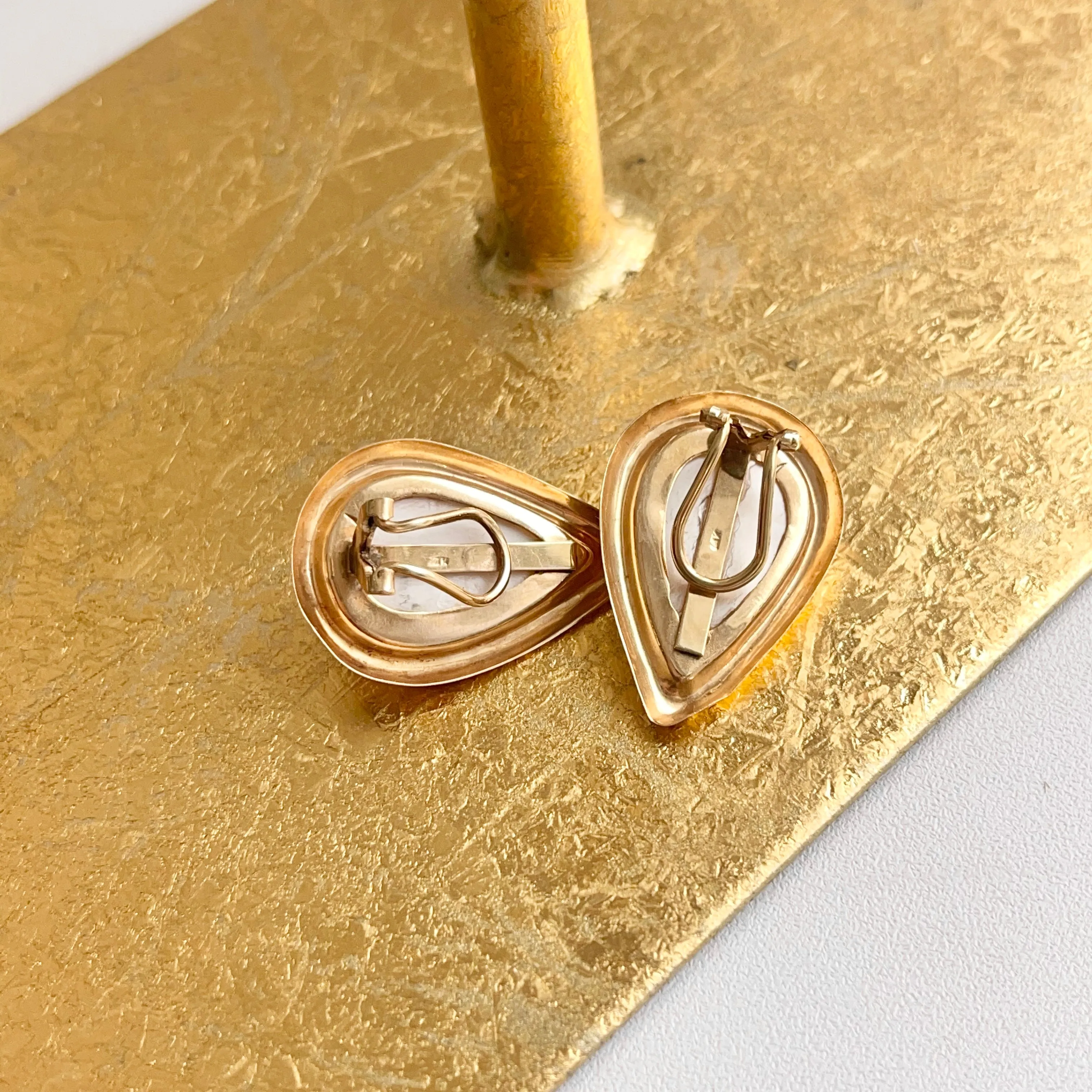Estate 14KT Yellow Gold Teardrop Mabe Pearl Omega Clip-On Earrings