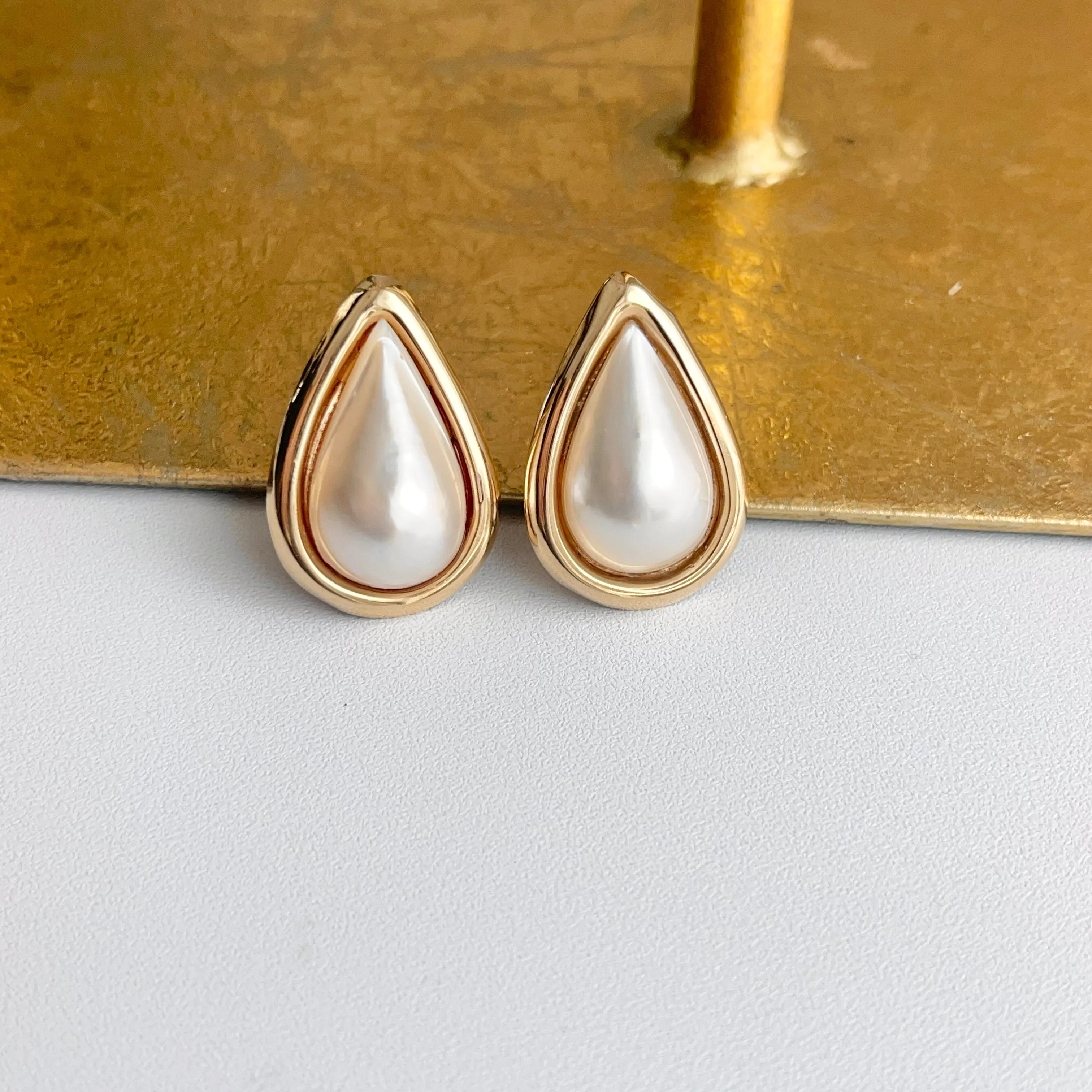 Estate 14KT Yellow Gold Teardrop Mabe Pearl Omega Clip-On Earrings