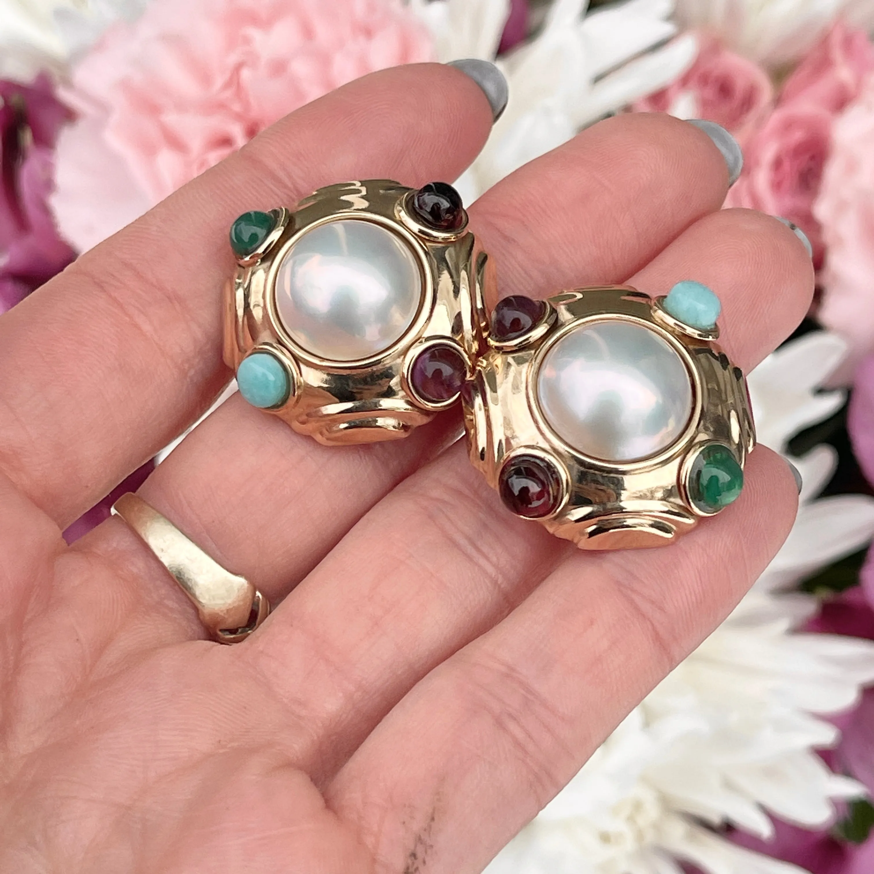 Estate 14KT Yellow Gold White Mabe Pearl   Cabochon Gemstone Omega Back Clip On Earrings