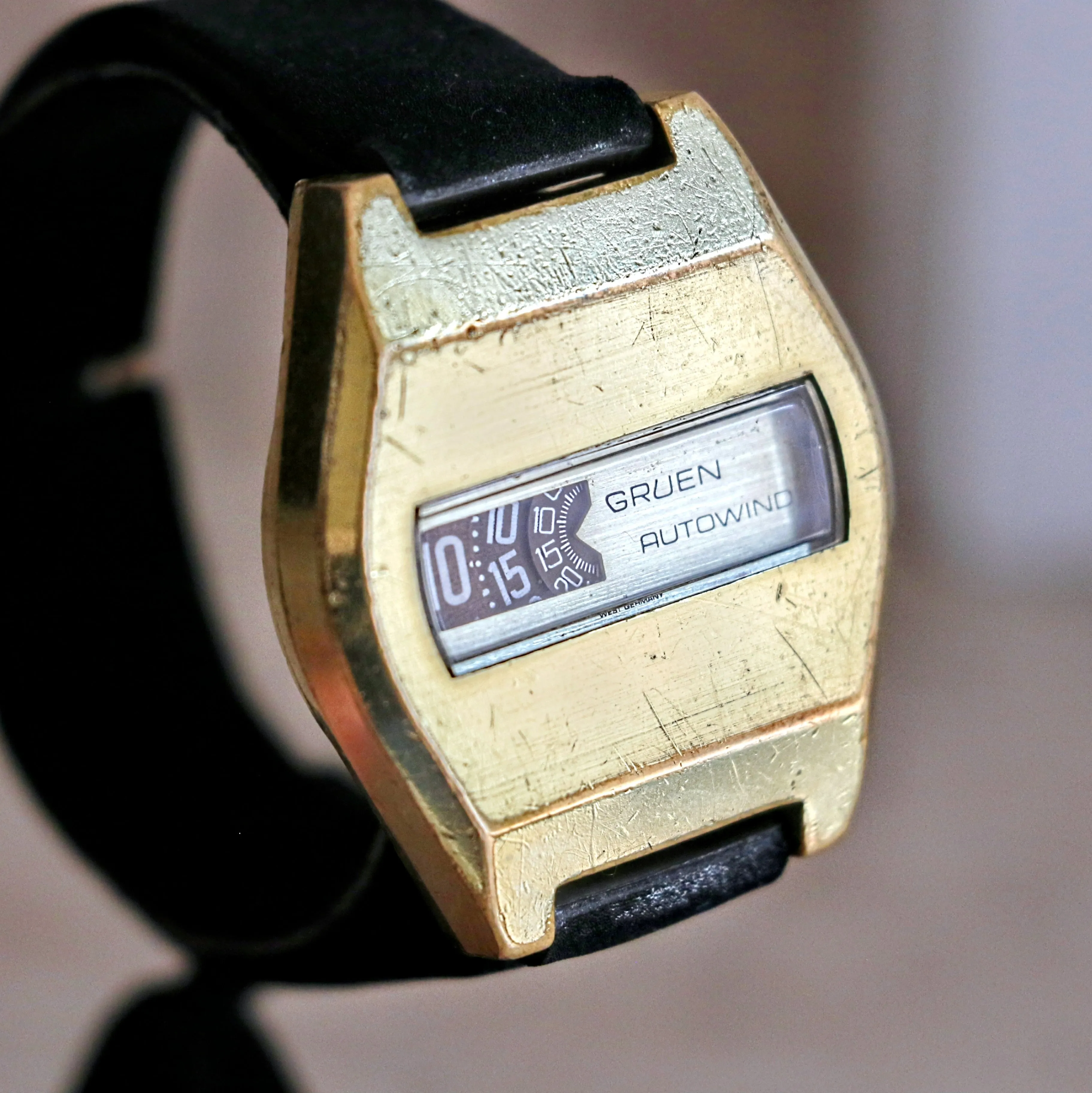 GRUEN Autowind Wristwatch Jump Hour 17 Jewels Cal. 156D Vintage Digital Watch