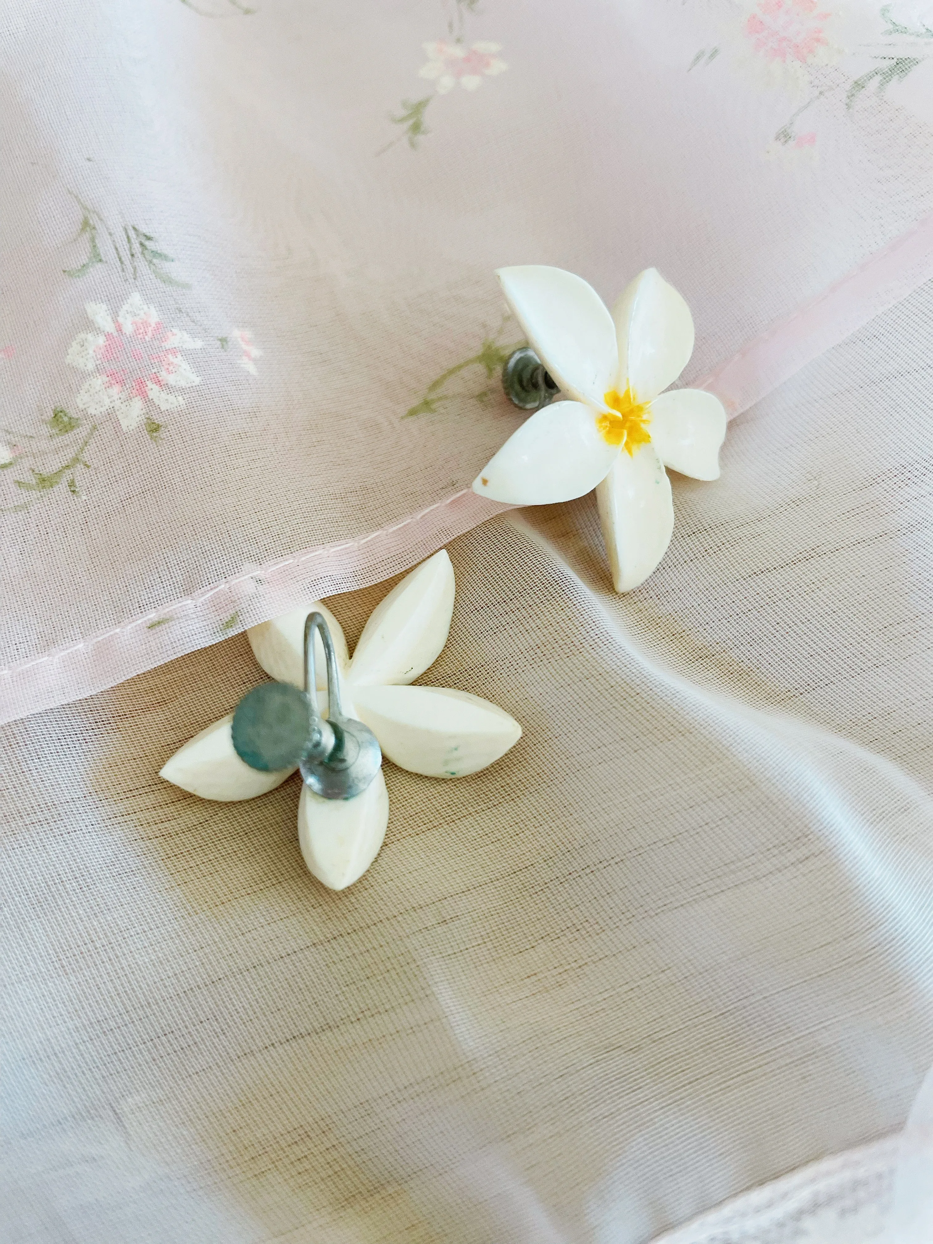 Vintage Hawaiian Flower Clip On Earrings