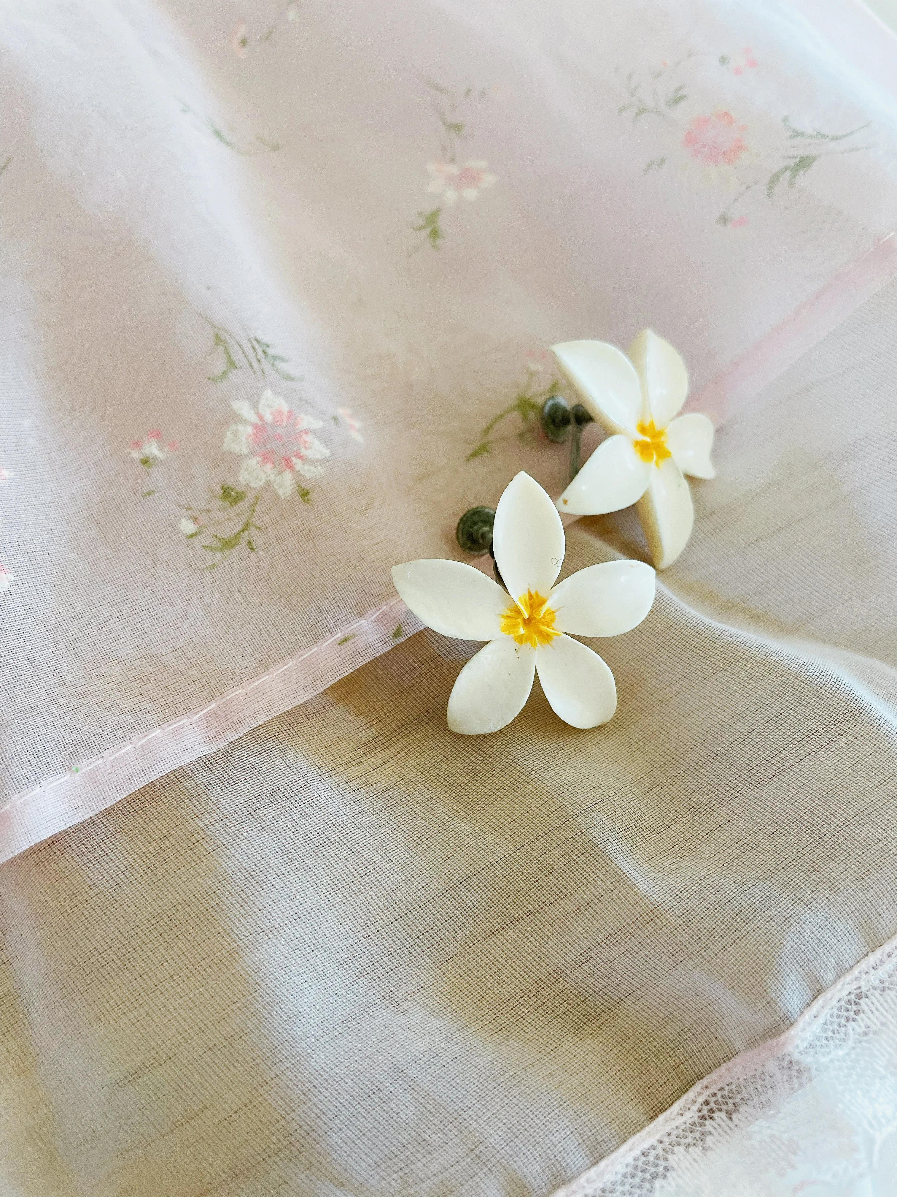 Vintage Hawaiian Flower Clip On Earrings